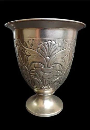 Lindo Vaso Decorativo Vintage, Relevo Floral Imponente, em alto-relevo, estilo neoclássico