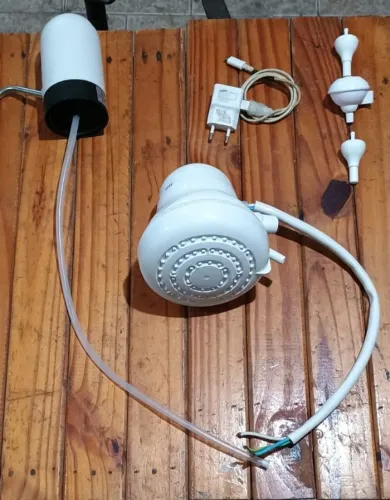 Chuveiro Super Ducha Quattro Fame 220 V 6800 W funcionando + bomba eletrica de galão 20 L