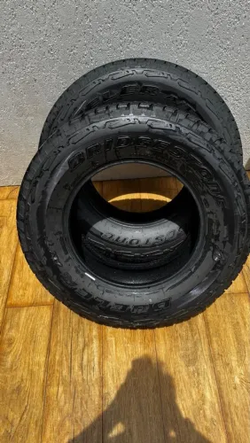 4 Pneus usados Bridgestone 255/70 R17