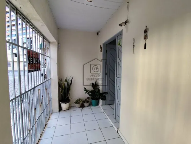 Casa para alugar em Areia Preta com 2 quartos, quintal, edícula e localização em frente à 