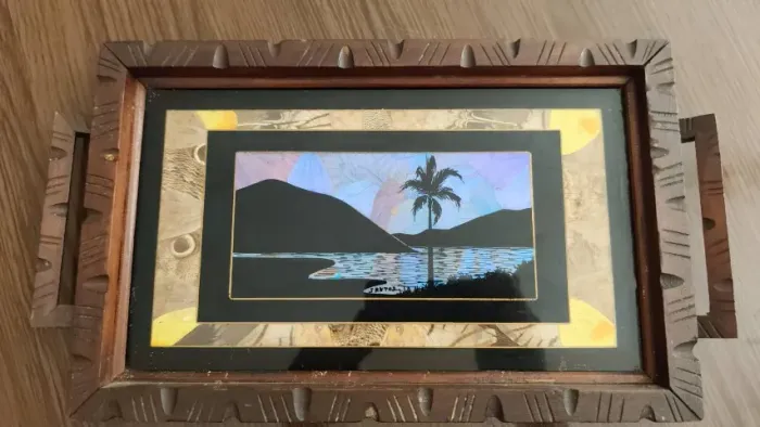 Bandeja Vintage de Madeira e Cerâmica Decorada - Paisagem de Lago e Árvore