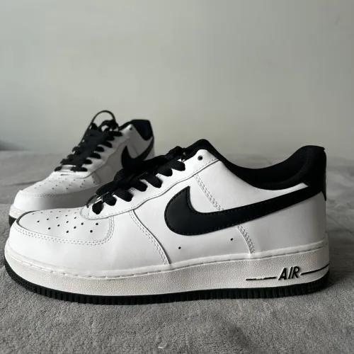 Nike Air Force 1 White and Black - seminovo