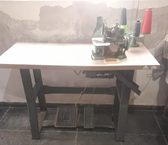 Máquina Overloque Industrial GN1-3 completa com mesa e motor Kohlbach 1/4 CV (110/220 V)
