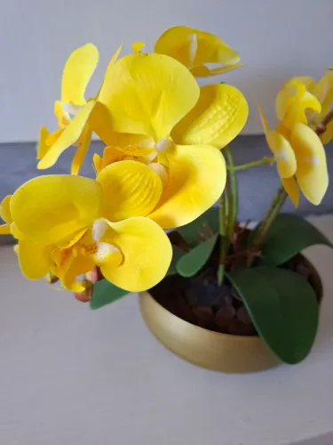 Jarro com orquídeas artificiais