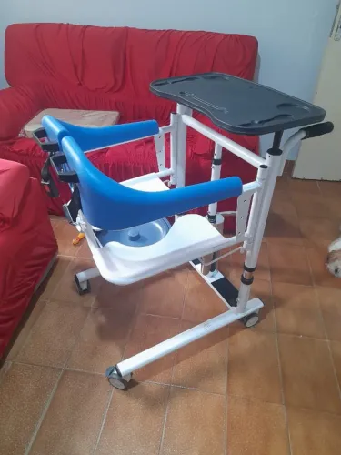 Cadeira de Transporte com elevação para acamados