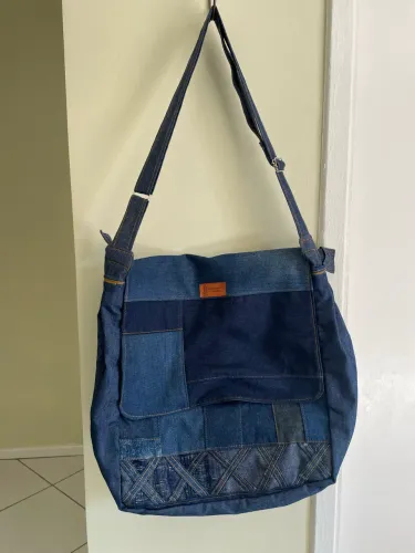 Bolsa artesanal jeans 40cm x 40cm.nova. Comporta notebook.