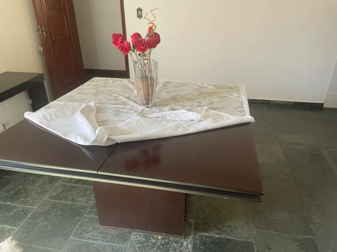 Mesa e aparador com rodinhas