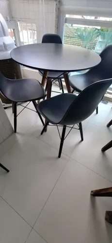 Mesa redonda Tok Stok preta 80cm de diâmetro, pés de madeira e ferro com 4 cadeira