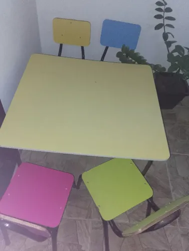Conjunto de mesa com 4 cadeiras escolar 