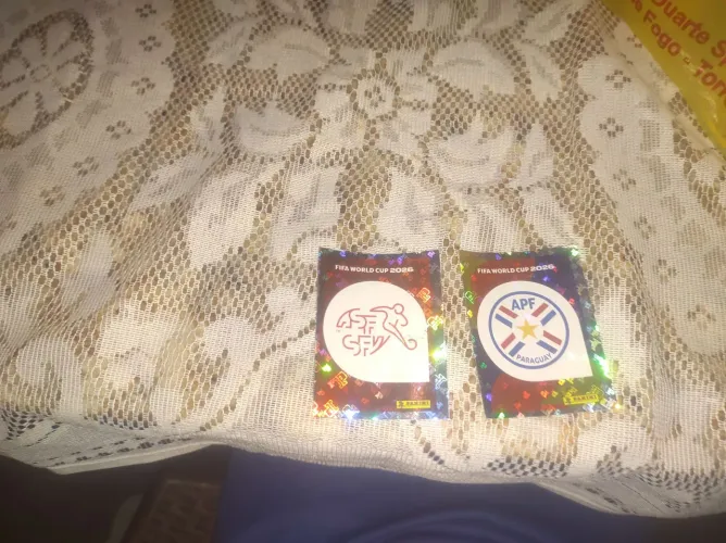 Vende-se duas cartas brilhosas do álbum da copa 2026 uma da Suíça e uma do Paraguai 176$