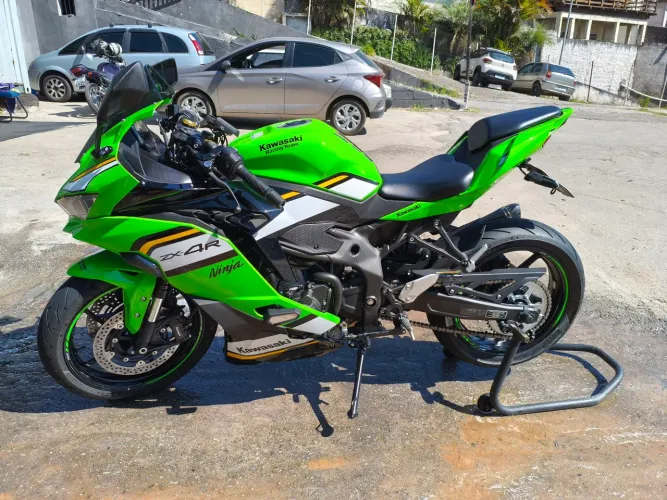 Kawasaki zxr4 muito nova.