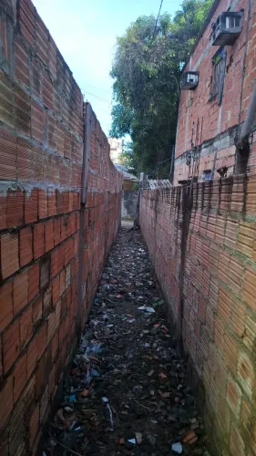 Vendo esta casa no bairro de Petrópolis. 