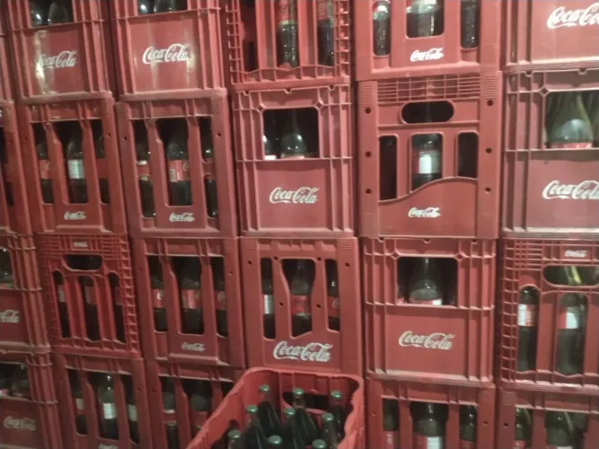 Vendo Engradados com garrafas de Coca Cola de Vidro