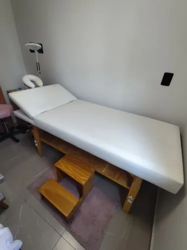 Kit Maca de Massagem fixa Audrey, com escada, carrinho auxilar e mocho.