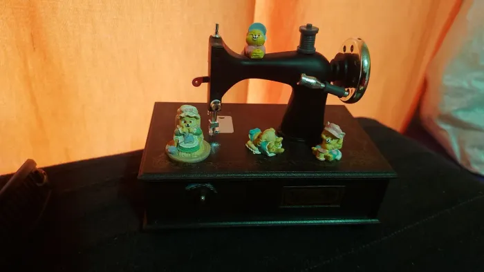 Vendo linda caixinha de música vintage 