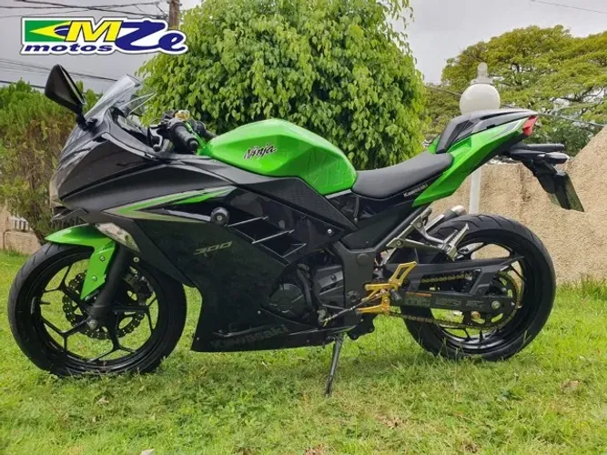 KAWASAKI NINJA 300 2023 VERDE COM 19.000 KM