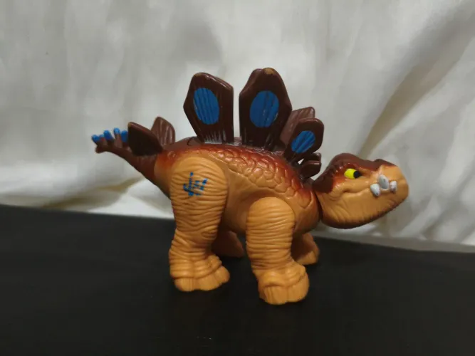 Dinossauro Stegosaurus Heroes Jurassic World Tracker Hasbro Playskool