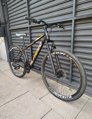 Bicicleta preta aro 29