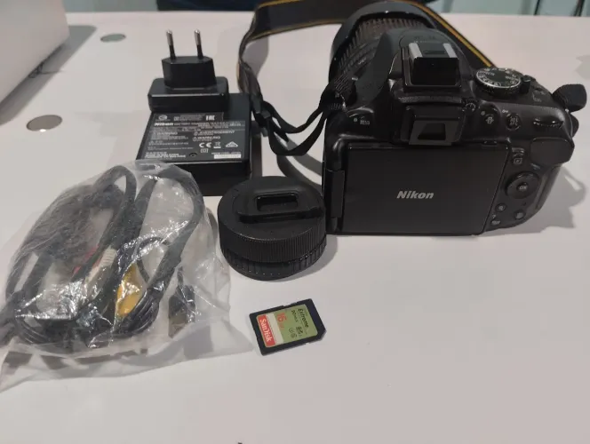 Camera Nikon D5200 + lente 18-105