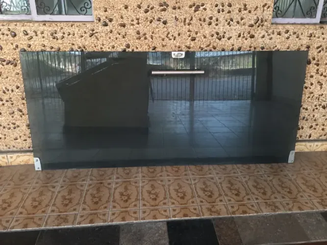 Porta de Vidro Temperado Fumê com Puxador em Inox