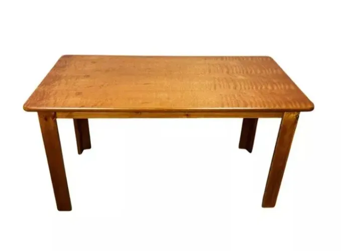 Vendo uma mesa de madeira rústica