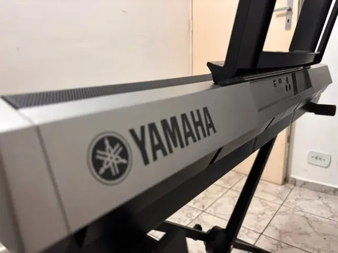 Yamaha Psr-e443 Teclado Arranjador 61 Teclas Sensitivas Usb Midi 758 Timbres