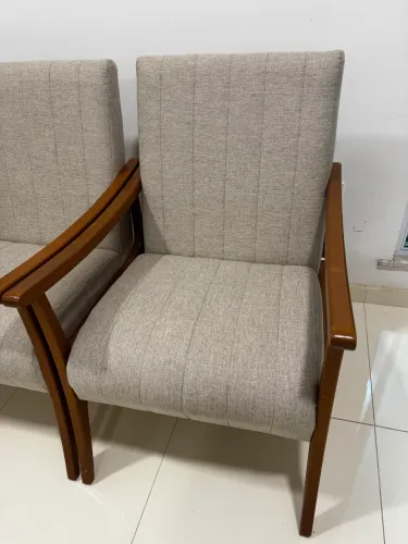 Poltronas em madeira maciça e linho