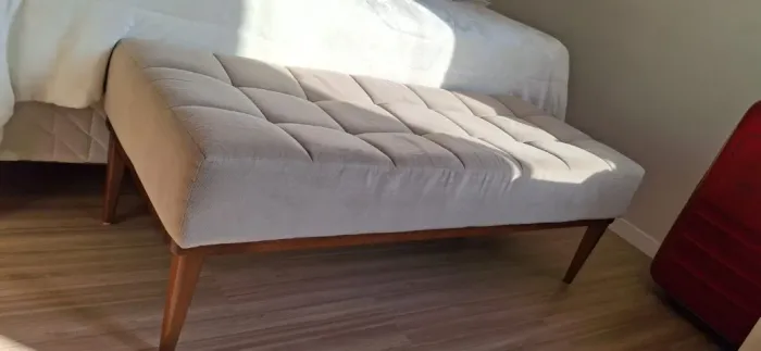 Recamier / Banco Estofado com Pés em Madeira - Design Contemporâneo