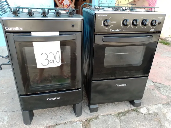 Fogões disponíveis a venda. 