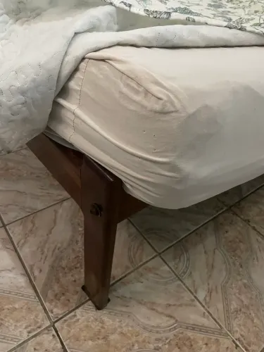 Cama de madeira e colchão