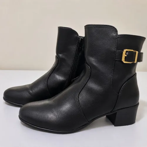 Bota Feminina em couro sintético Premium