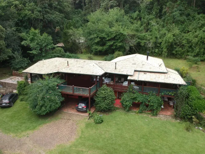 Sítio luxuoso, com 11 alq na Terra Fria em Gonçalves, ao lado da Pedra do Jair
