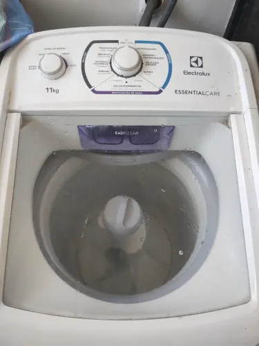 Máquina Eletrolux semi Nova de 11kg , pouco utilizada