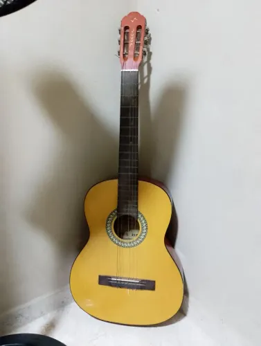 Vendo violão,com poucas marcas de uso e com quatro cordas