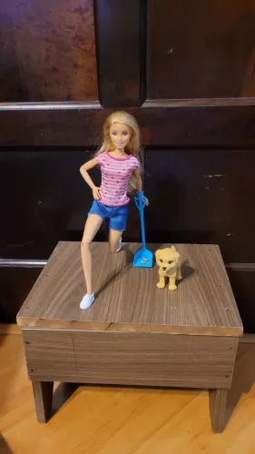Vendo boneca barbie com cachorro que faz cocô