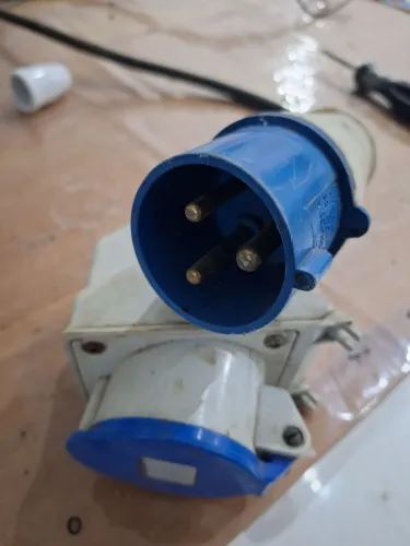 Conector trifasico potente