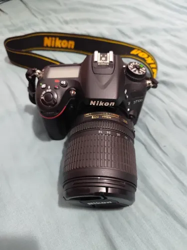 Câmera Nikon d7100 com lente 18/105mm