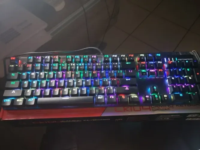 Teclado game Motospeed Ck104 Mecânico Verm/ Blue RGB-Ideal para o seu PC