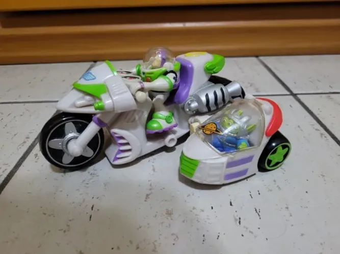 Moto + Personagem Buzz Lightyear 20cm Comprimento 