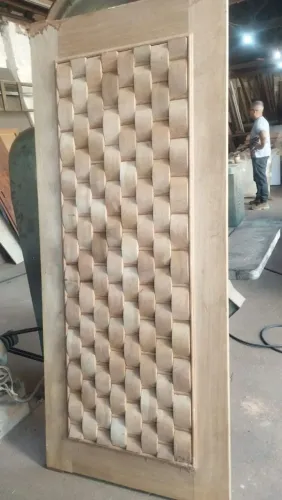 Porta de entrada maciça sem uso