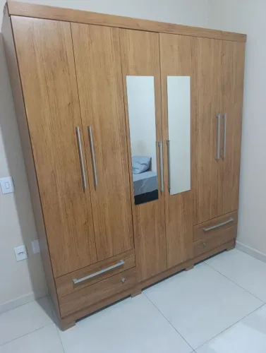 Guarda roupa seis portas e quatro gavetas.
