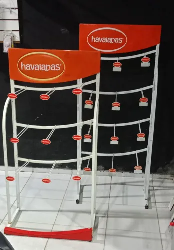2 Expositores de chinelos por 220,00 reais