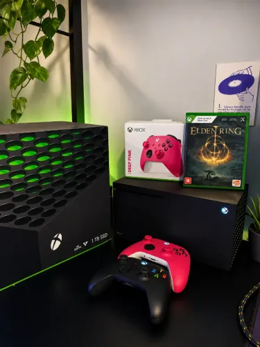 Xbox Series X 1TB + 2 controles + Elden Ring físico + carregador Duracell