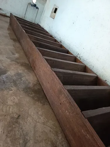 Escada madeira maciça