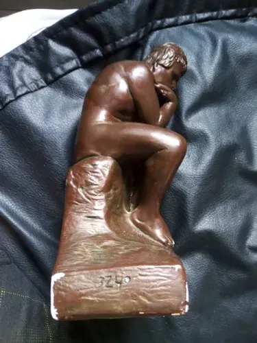 Estátua em gesso o pensador.med 23 x 14 cm .peso 1 kilo e 100 gm