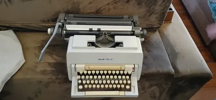 Maquina de escrever olivetti linea 98