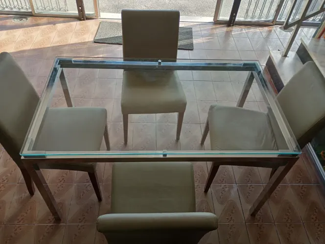 Mesa inox com vidro blindex com 04 poltronas 