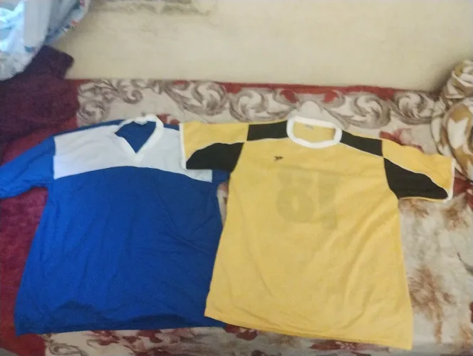 Duas Camisas de Futebol - Tamanho G