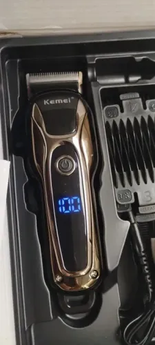 Máquina de Cortar Cabelo Profissional Sem Fio Kemei Turbo Display Digital 2 Velocidades