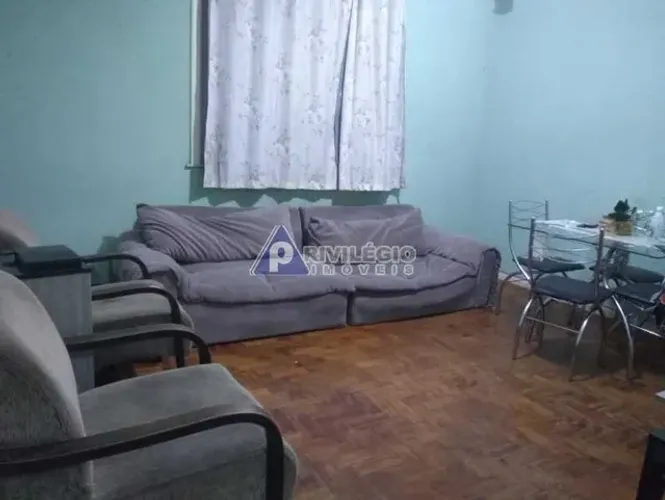Em Santa Teresa, excelente apartamento com sala ampla e 2 quartos. Tem área externa com ch